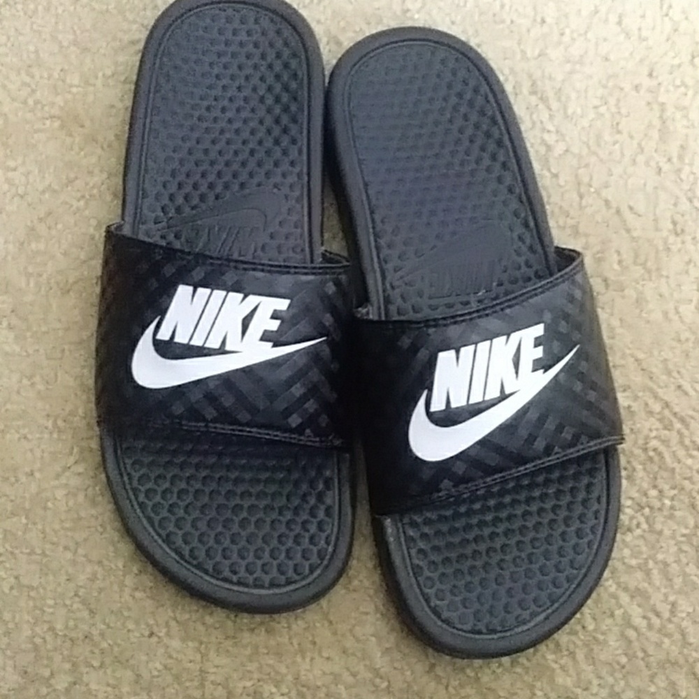 Nike sander. Size9 in very good shape